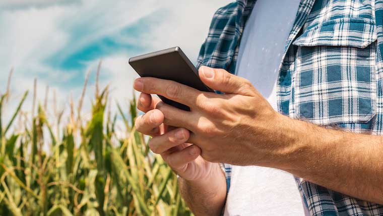 Agriculteur s'inscrivant aux alertes météo par email